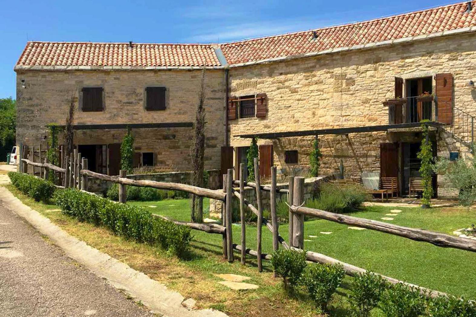Villas Martincici With Large Pool Groznjan Bagian luar foto