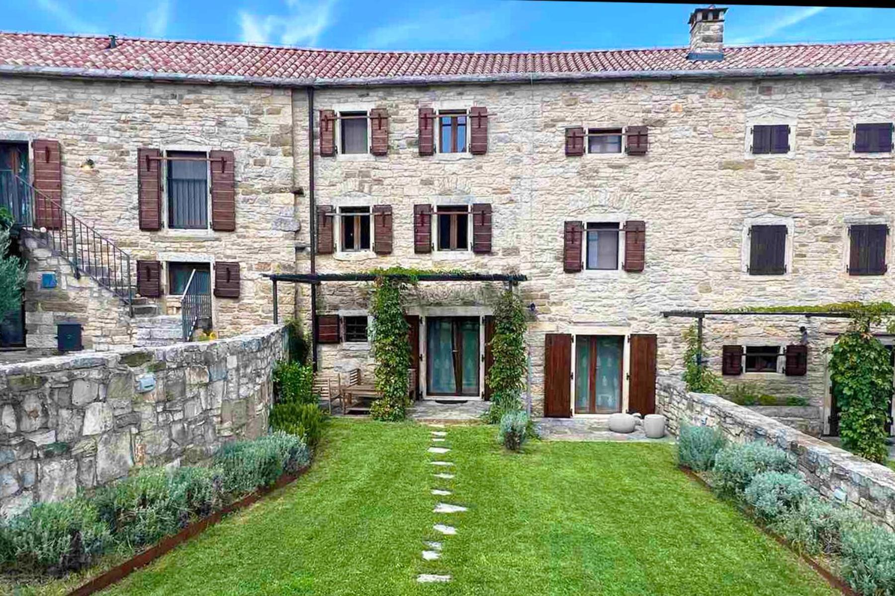 Villas Martincici With Large Pool Groznjan Bagian luar foto